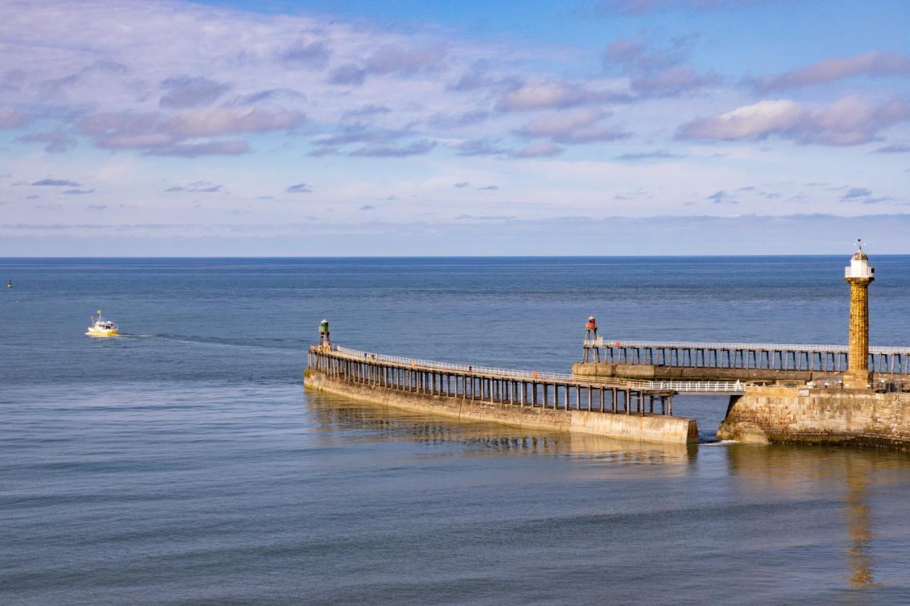 Royal Whitby Hotel Екстериор снимка