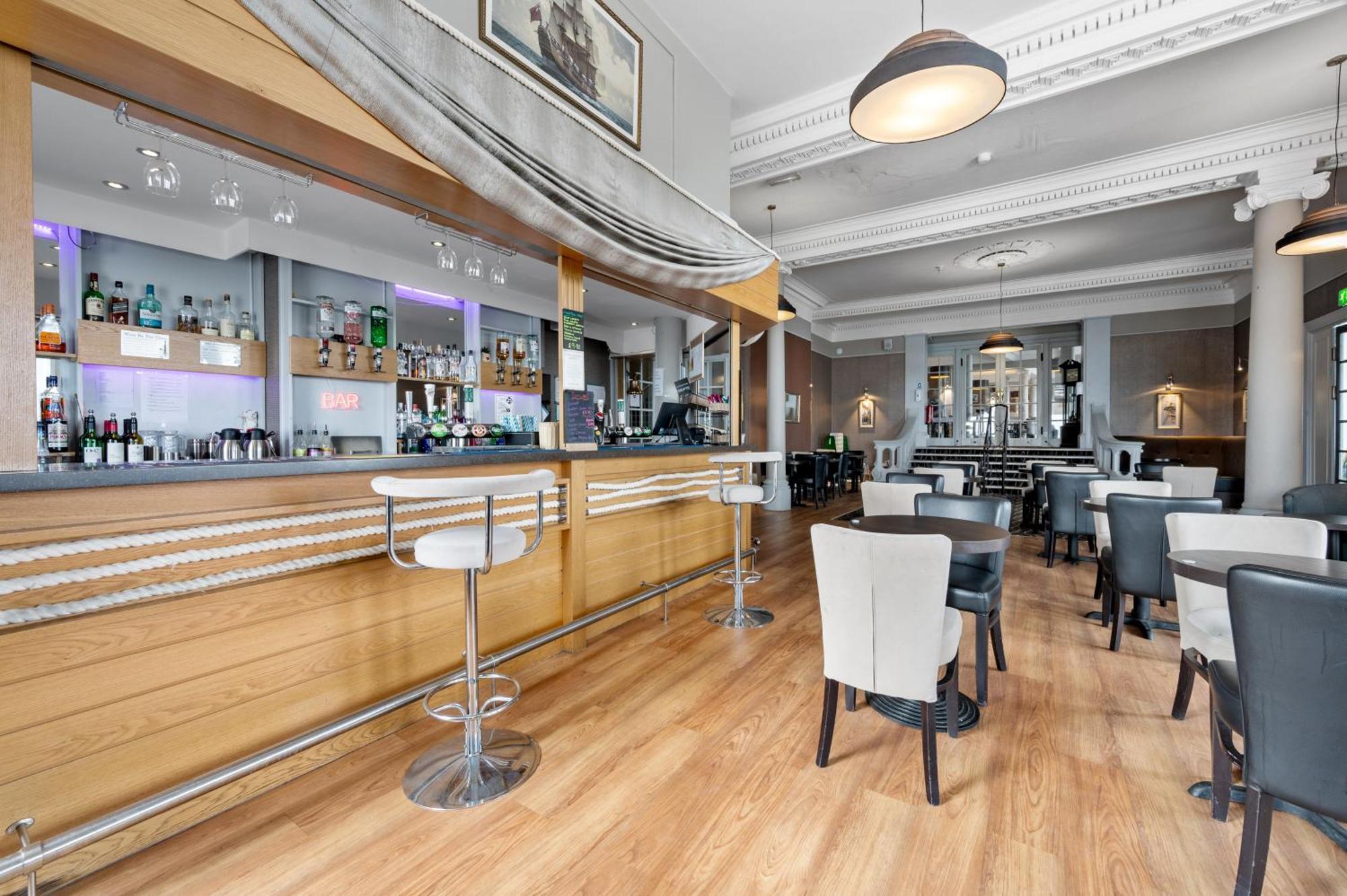 Royal Whitby Hotel Екстериор снимка
