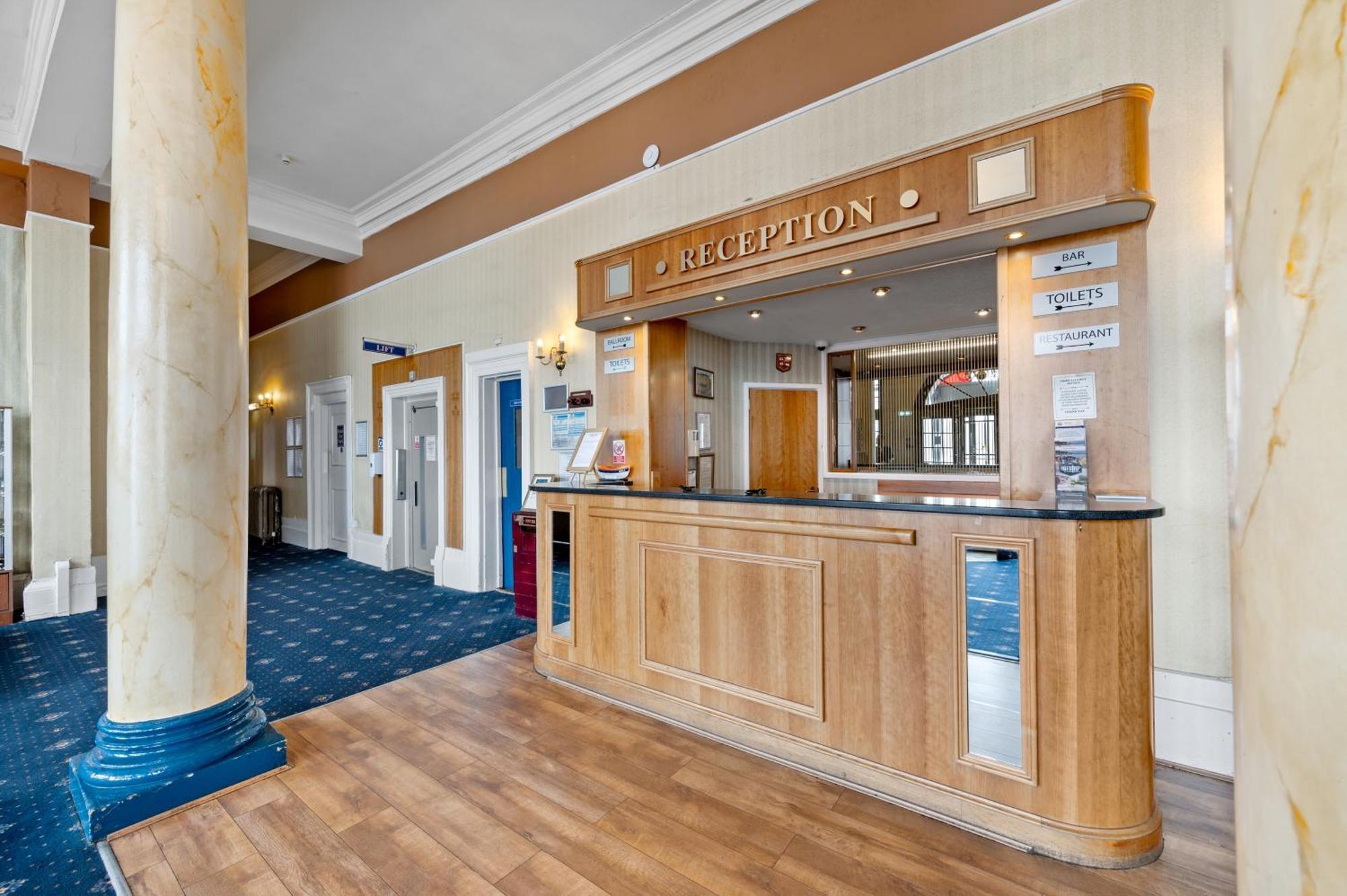 Royal Whitby Hotel Екстериор снимка