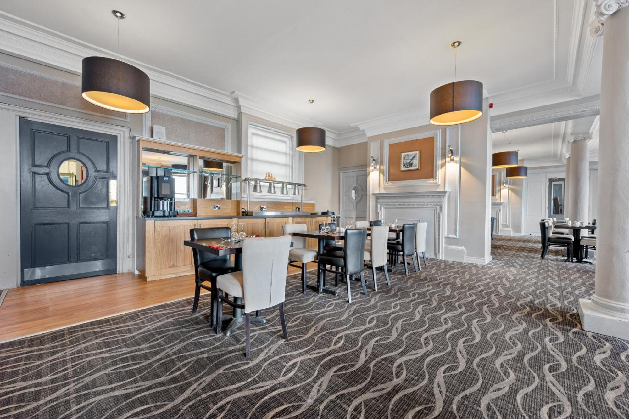 Royal Whitby Hotel Екстериор снимка