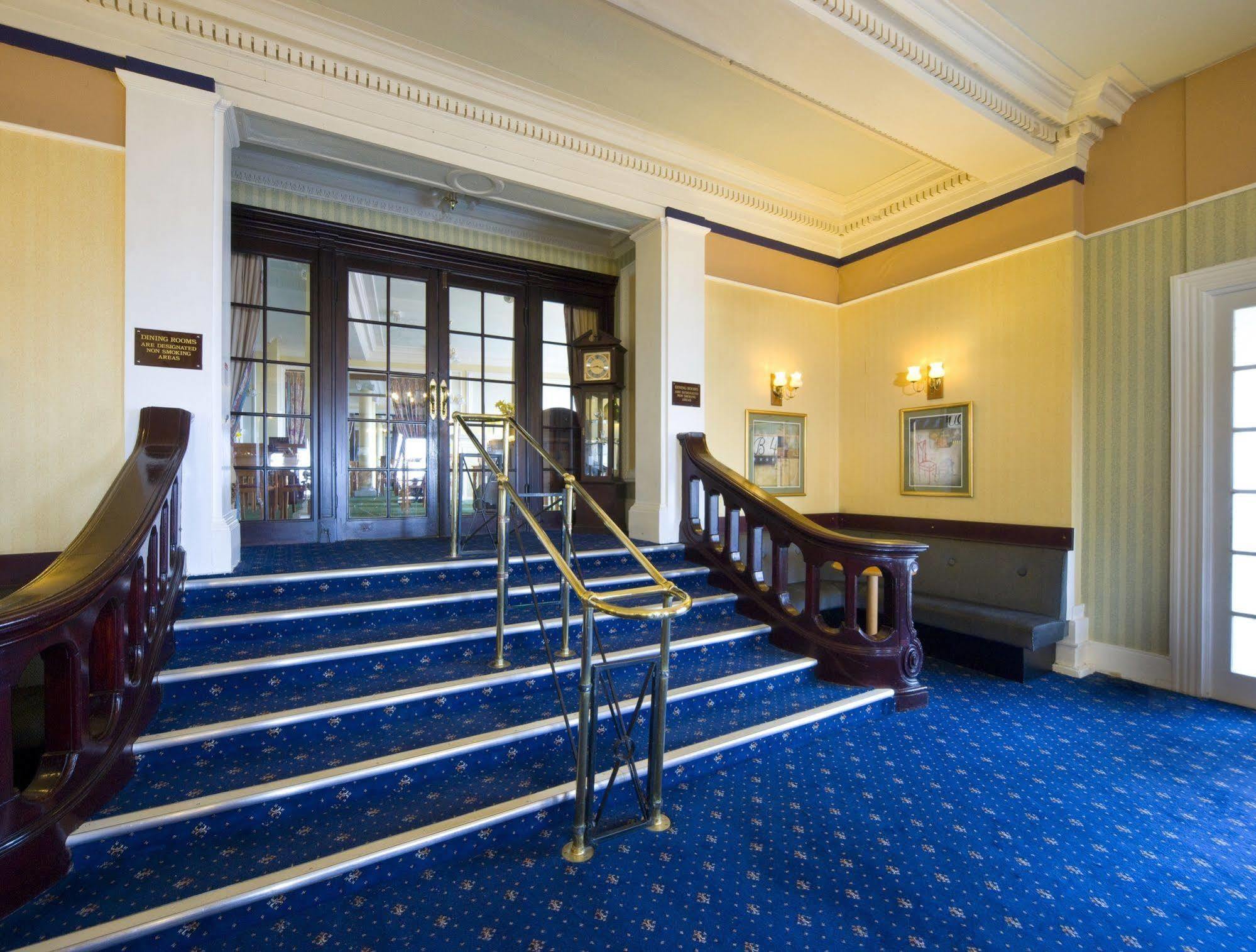 Royal Whitby Hotel Екстериор снимка